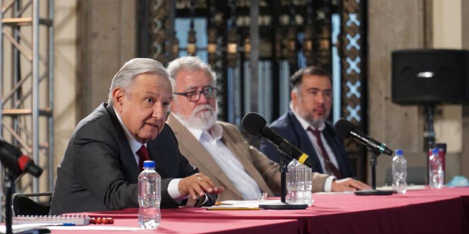 El Presidente Andrés Manuel López Obrador (izquierda), acompañado por Alejandro Encinas, en reunión con familiares de los normalistas, ayer.