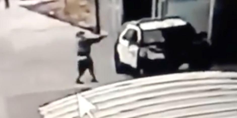Un hombre dispara contra un vehículo policial en Compton, California, el sábado.