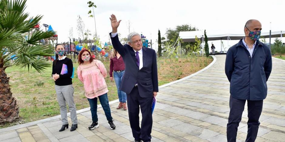 El Presidente en su visita al Parque Cuitláhuac.