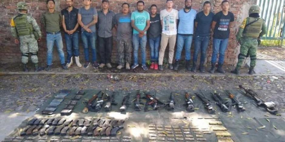 Se les acusa de los delitos de portación y acopio de armas de fuego, así como por la posesión de cartuchos para armas exclusivas del Ejército.