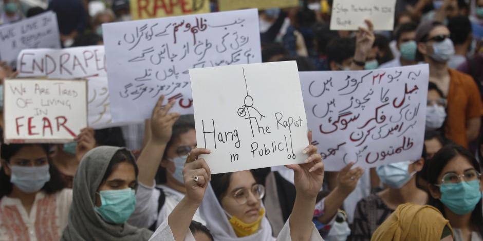 Mujeres protestan contra la violencia de la que son víctimas, en Punjab.