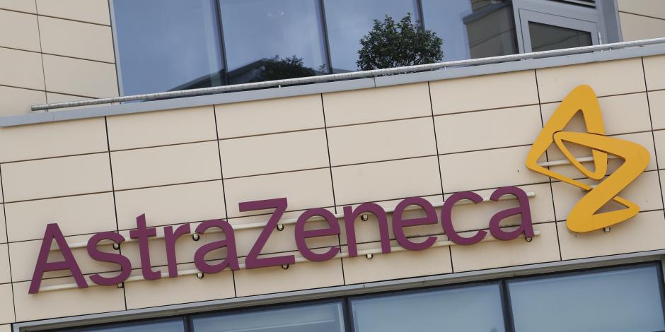 Logotipo de AstraZeneca en sus oficinas corporativas en Cambridge, Inglaterra.