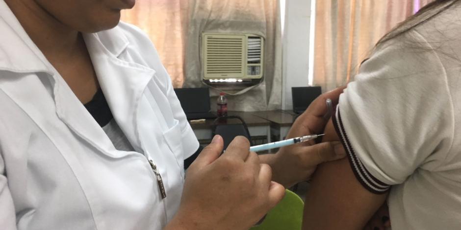 Durante la semana nacional de vacunación, para la prevención de la influenza, hepatitis b, sarampión y otras enfermedades, la campaña se extiende a los centros educativos.
FOTO: GABRIELA PÉREZ MONTIEL /CUARTOSCURO.COM