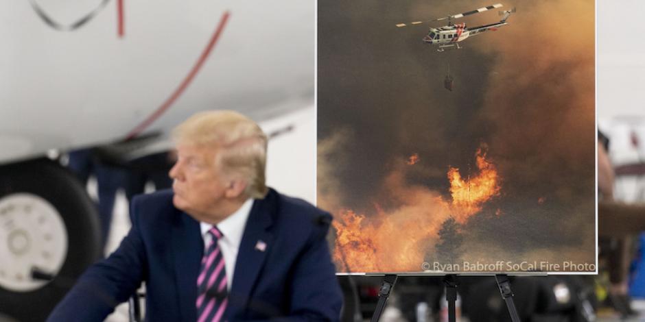 El presidente, frente a una fotografía del desastre forestal, ayer, en California.