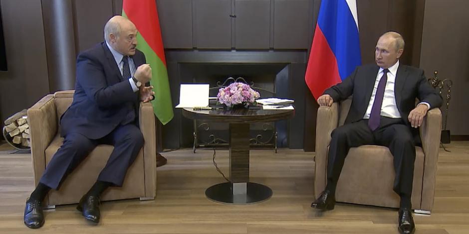 Vladimir Putin recibió ayer al líder bielorruso, Alexander Lukashenko, a quien respaldó con un préstamo de 1.5 mdd, tras 5 semanas de protestas por su reelección.