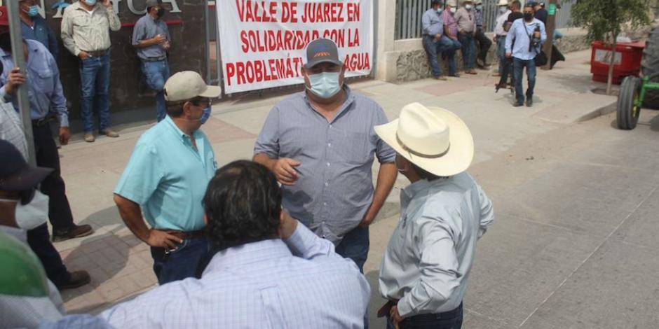 Agricultores protestaron ayer afuera de Conagua en Juárez, Chihuahua, en apoyo a sus compañeros en Delicias.