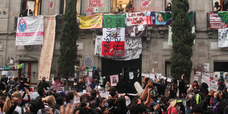 Feministas protestan, con festejo alterno, contra la violencia y la desaparición de mujeres