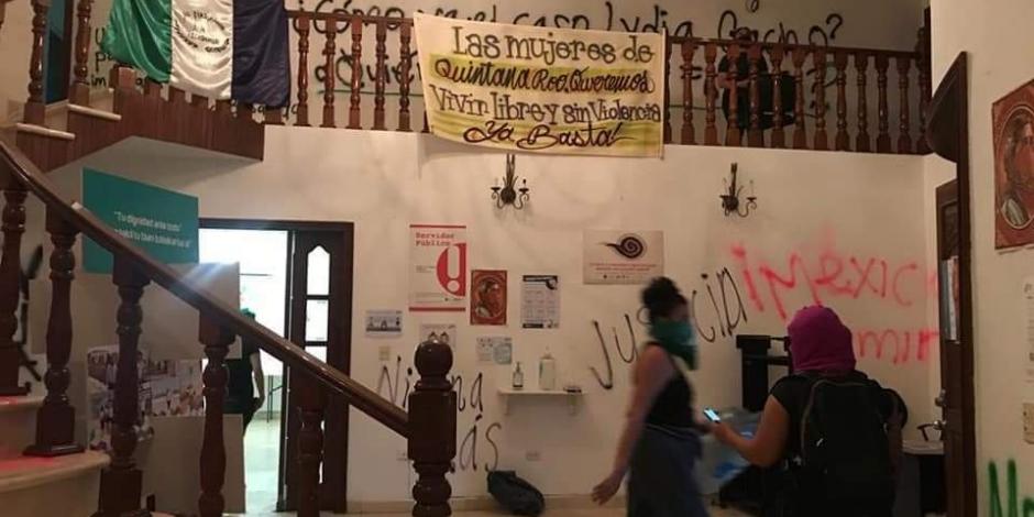 Colectivos feministas toman las instalaciones de la Comisión de Derechos Humanos de Cancún.