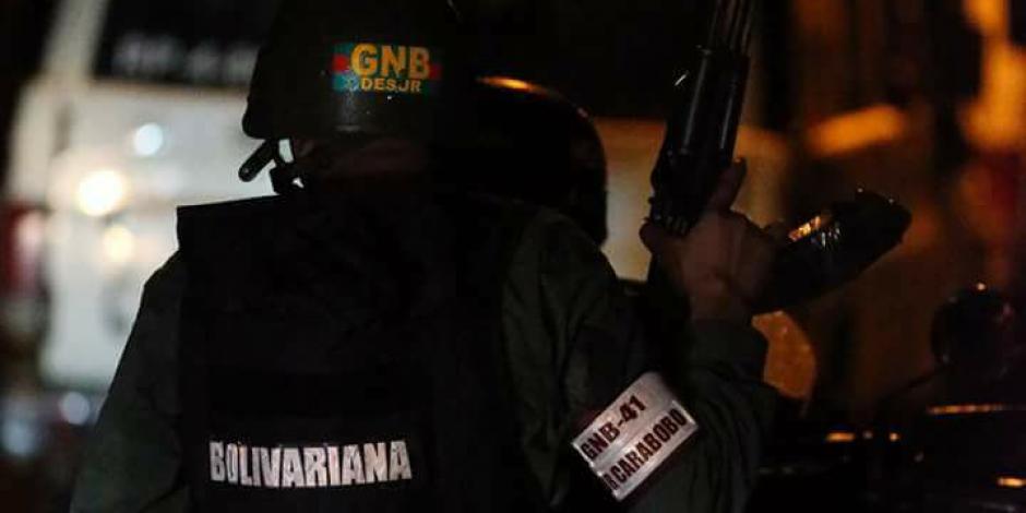Un elemento de la Guardia Nacional Bolivariana empuña un arma,  en 2018.