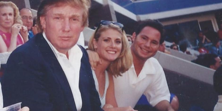 El ahora presidente de EU (izq.), con la exmodelo y Jason Bim, un amigo de Trump, en una fotografía tomada en 1997 y publicada por The Guardian.