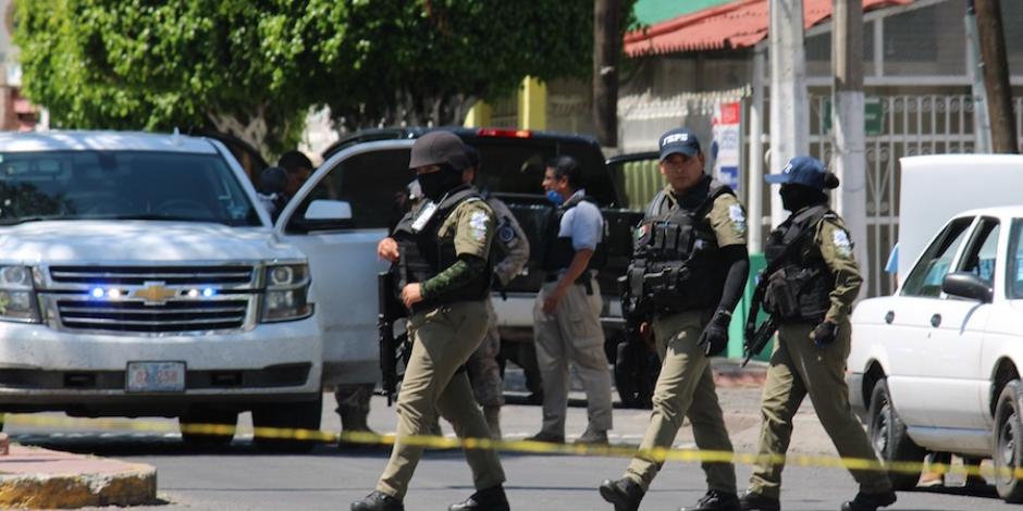 Policías acordonan el área de una balacera, el mes pasado en Celaya.