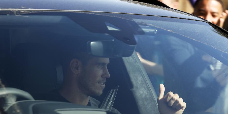 El jugador galés en su automóvil a su arribo a las instalaciones del conjunto inglés.
