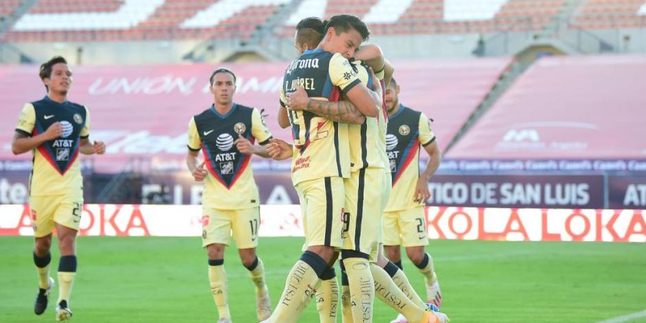 Jugadores de las Águilas festejan un gol en el Torneo Guard1anes 2020 de la Liga MX.