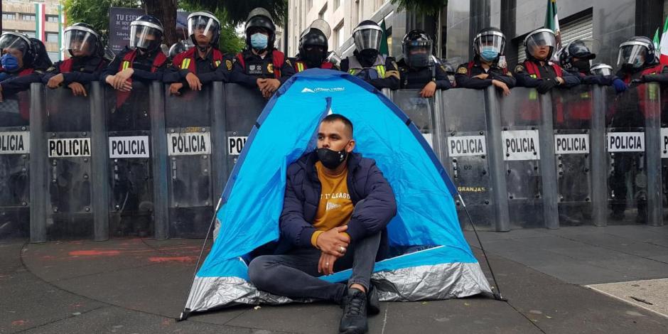 Instalan campamento sobre Avenida Juárez ante cerco policial