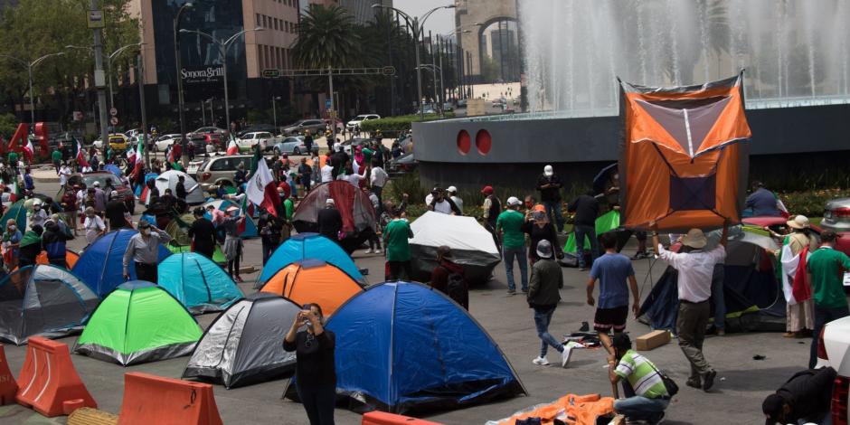 Integrantes del Frente Nacional Anti-AMLO provenientes de diferentes estados de la República continúan con su plantón sobre avenida Juárez para exigir la renuncia del Jefe del Ejecutivo.