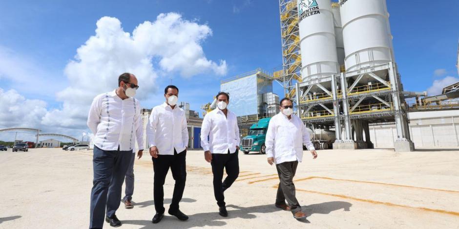 El gobernador de Yucatan en recorrido por la planta de cemento.