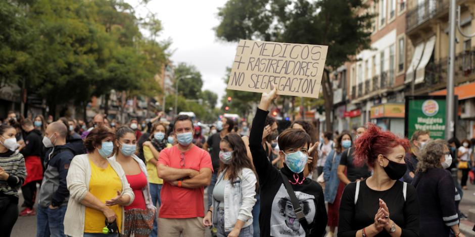 Habitantes de Madrid protestan contra lo que consideran como medidas que los discriminan, ayer.