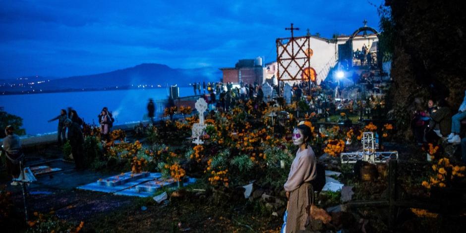 Habitantes de la isla de Janitzio adornan las tumbas de sus familiares, en noviembre de 2018