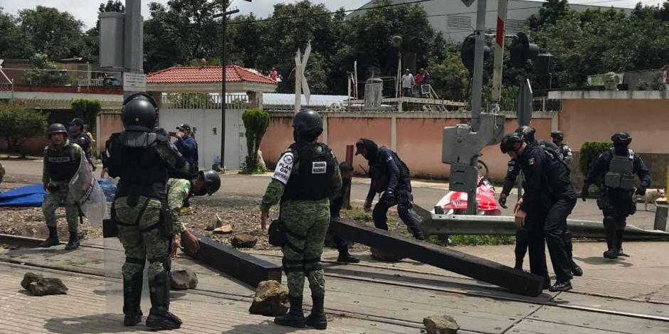 Policías liberan vías del tren en tres puntos de Michoacán.