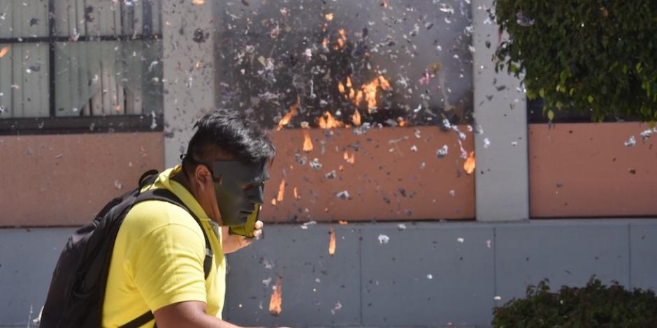 Vandalizan normalistas Congreso de Guerrero; las acciones, por segundo día, en víspera de 6 años de la desaparición