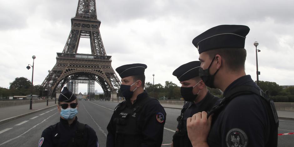 Policía de París cerró la zona que rodea la Torre Eiffel. 