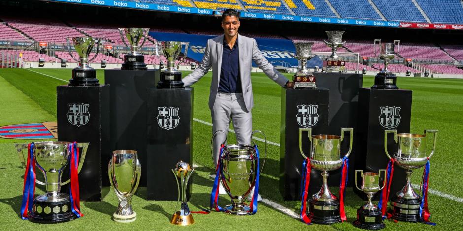 El delantero charrúa con los 13 trofeos que ganó en seis temporadas como jugador del Barcelona.