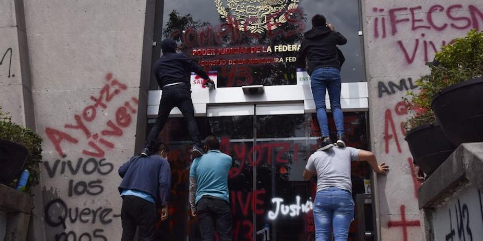 Normalistas vandalizan el Consejo de la Judicatura, ayer.