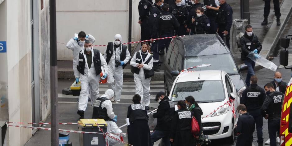 Agentes de policía se reúnen en el área de un ataque con cuchillo cerca de las antiguas oficinas del periódico satírico Charlie Hebdo, el viernes 25 de septiembre de 2020 en París