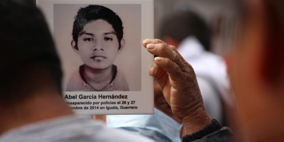 Familiares de los 43 normalistas de Ayotzinapa llegan a instalaciones de la FGR, el 25 de septiembre de 2020.