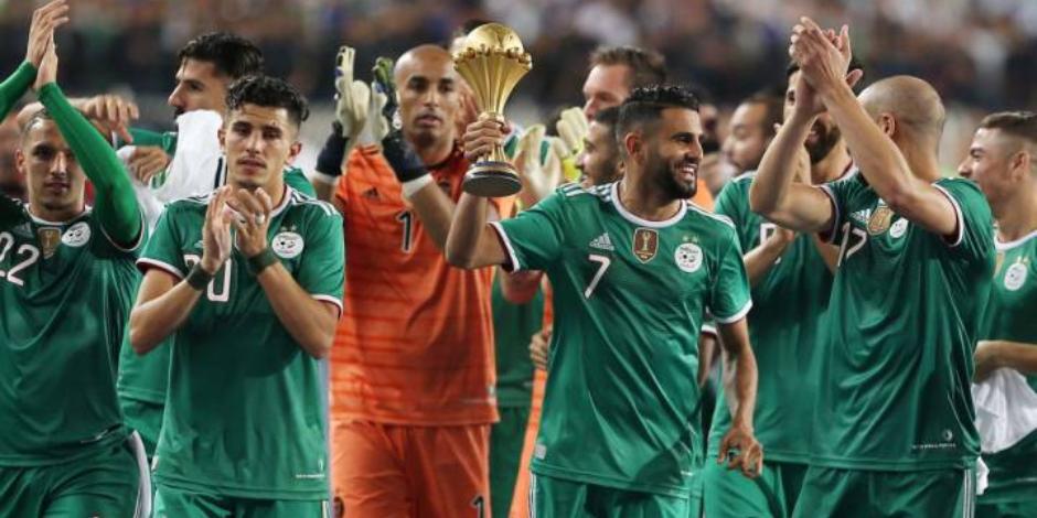Los jugadores de Argelia celebran el año pasado tras conquistar la Copa Africana de Naciones a costa de Senegal.