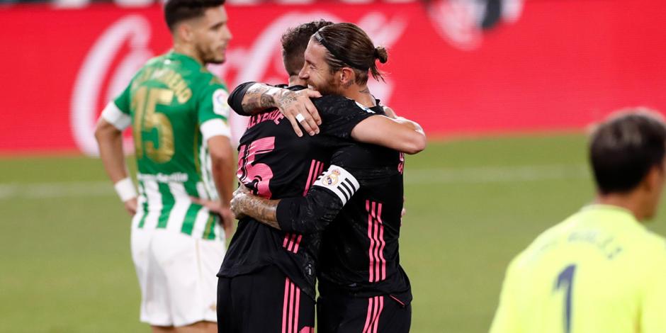 Sergio Ramos festeja con Federico Valverde su gol ante los sevillanos.