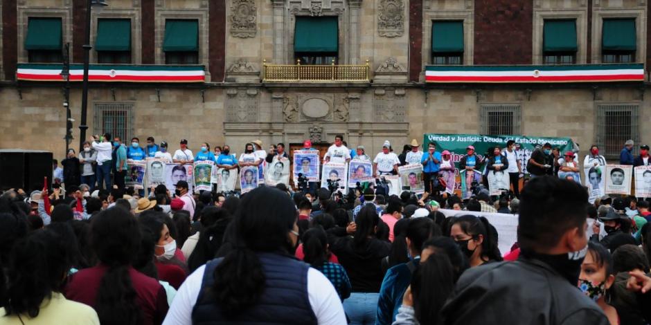 A seis años de la desaparición de los 43 normalistas de Ayotzinapa, los padres de los jóvenes estudiantes marcharon desde el Ángel de la Independencia hasta la plancha del Zócalo.