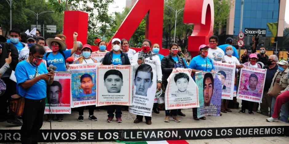  A seis años de la desaparición de los 43 normalistas de Ayotzinapa, los padres de los jóvenes estudiantes marcharon desde el Ángel de la Independencia hasta la plancha del Zócalo capitalino