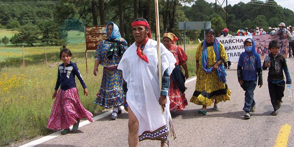 Indígenas rarámuris marchan rumbo a la ciudad de Chihuahua, el jueves pasado.