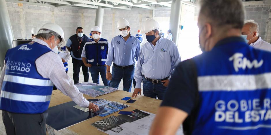 El gobernador (con cubrebocas azul) supervisa avance de obras en Reynosa.