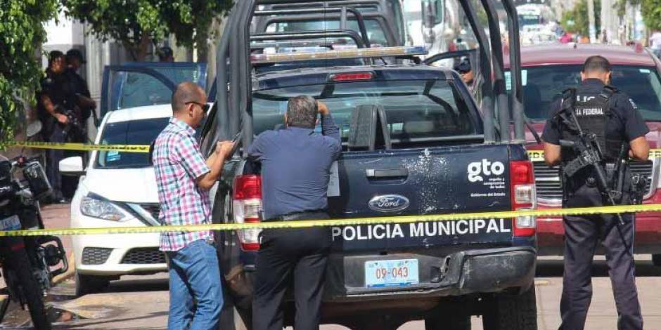 Elementos municipales resguardan una escena del crimen en Guanajuato.