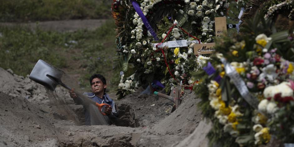 Un hombre cava una tumba en un panteón de la Ciudad de México.