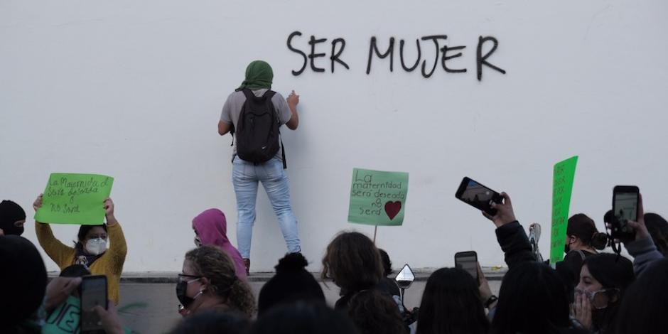 Activistas de todo el país se agruparon en las principales ciudades, ayer, desde Tuxtla Gutiérrez hasta San Luis Potosí y desde Morelia a Orizaba, para exigir a sus autoridades que despenalicen el aborto y que impulsen acciones reales contra la violencia hacia las mujeres y frenar la ola de feminicidios.