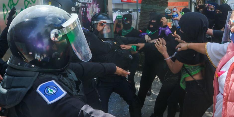 Elementos de la policía encapsularon a mujeres de diferentes colectivas feministas que marcharon el 28 de septiembre en CDMX.