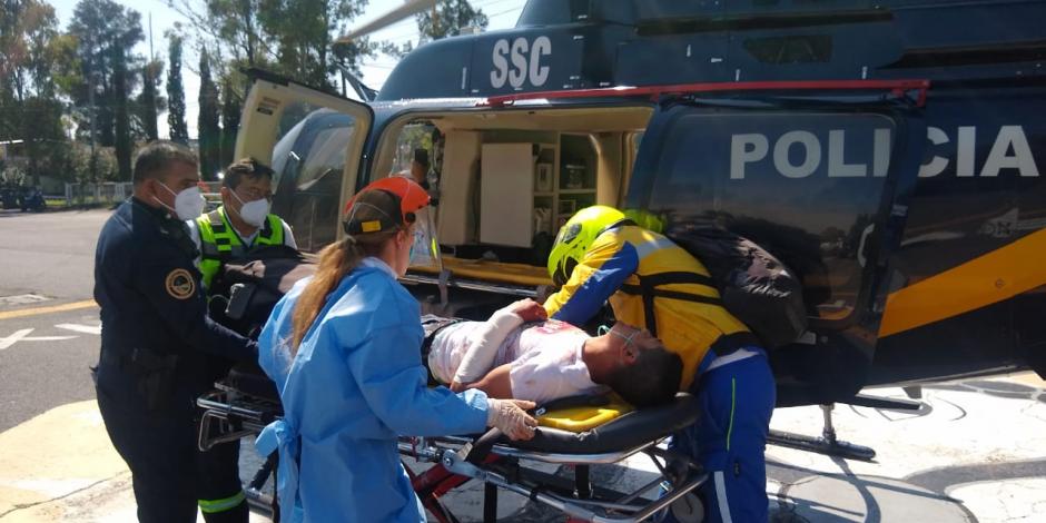 Personal médico de la SSC traslada al oficial en helicóptero a un hospital especializado.