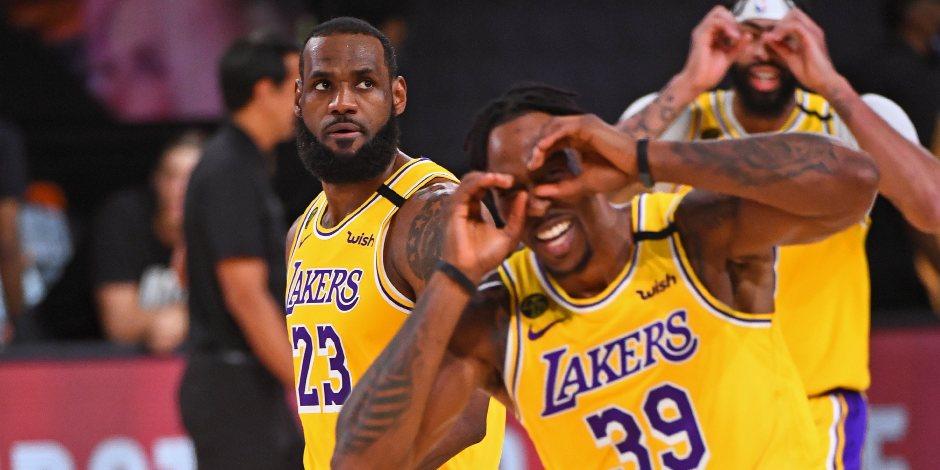 Jugadores de los Lakers celebran la victoria en un juego de la NBA la temporada pasada.