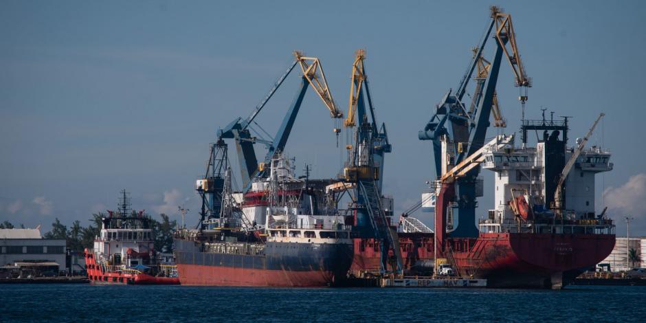 La Semar podrá regular, promover y organizar a la marina mercante, así como conceder las licencias y permisos para la explotación de servicios relacionados con comunicaciones y transportes por agua.