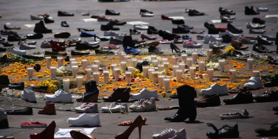 Colocan zapatos en memoria de las víctimas de Tlatelolco