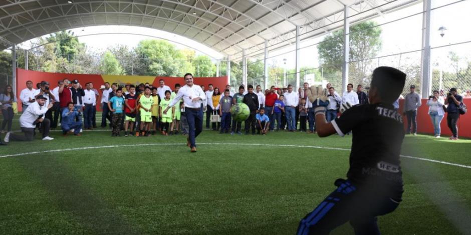 El gobernador Silvano Aureoles juega una cascarita con niños de la entidad.
