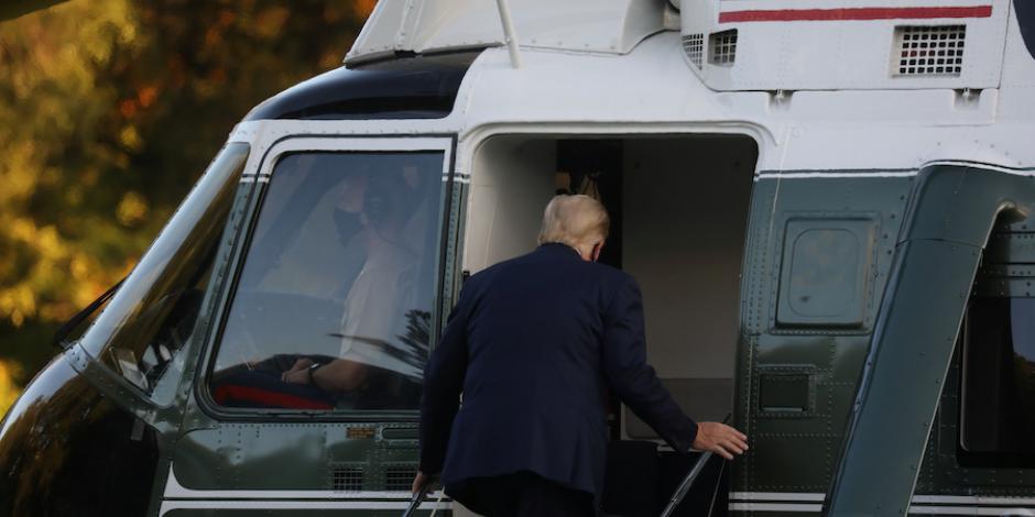 Donald Trump aborda un helicóptero para volar al Centro Médico Militar Nacional Walter Reed desde el jardín sur de la Casa Blanca en Washington.