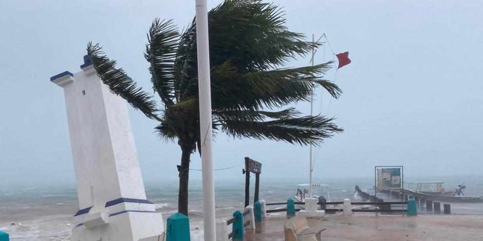 QUINTANA ROO: En Playa del Carmen, decenas de calles quedaron anegadas, se reportaron árboles y postes caídos.