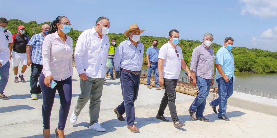 El gobernador de Guerrero (tercero de izq. a der.), al supervisar infraestructura en Copala, ayer.