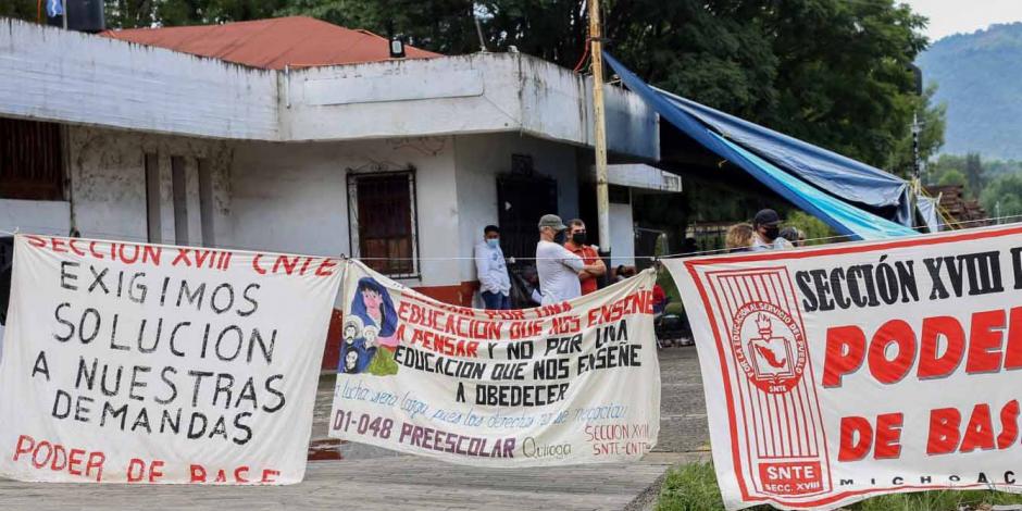 Manifestantes impiden el paso del tren en Michoacán; colocan pancartas desde hace unas semanas.