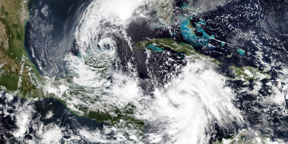 Huracán Delta, abajo a la derecha, que gana fuerza en un rumbo que lo llevará junto a las Islas Caimán el martes por la mañana.