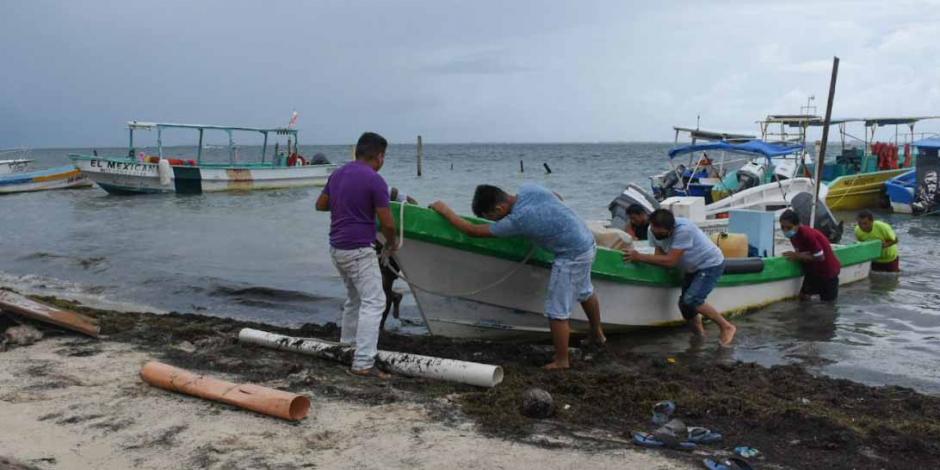 Pescadores continúan el retiro de embarcaciones por las condiciones climáticas.